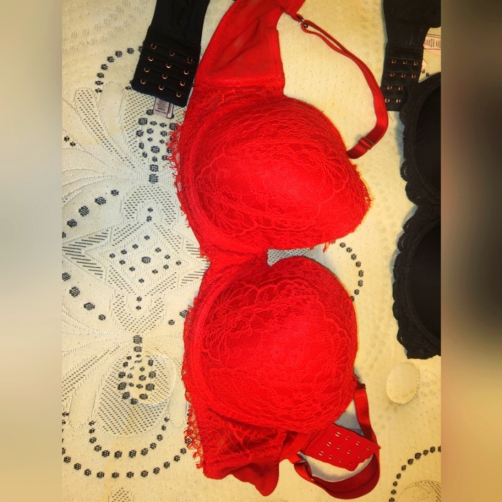 Victoria's Secret Demi bra does not fit me vary good condition